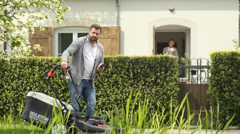 A-t-on le droit de tondre sa pelouse un jour férié ? La vérité sur ce que dit vraiment la loi