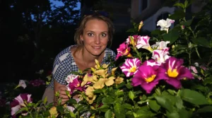 Cette vivace fleurit la nuit, pousse en 60 jours et transforme votre jardin au printemps