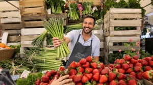 Asperges et fraises en abondance : les consommateurs sont aux anges sur le marché local
